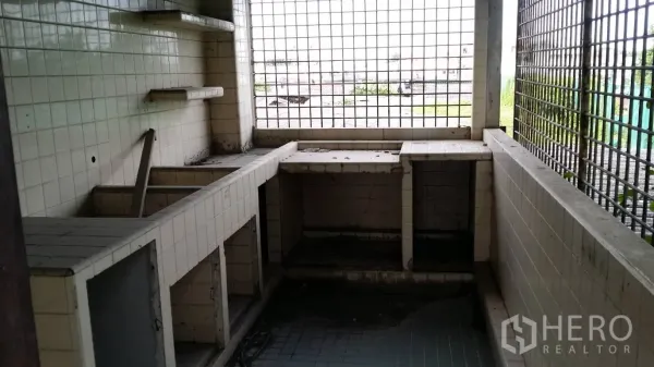 สำนักงาน ให้เช่าในDon Mueang, Bangkok - โซนยูทิลิตีปูกระเบื้องพร้อมเคาน์เตอร์บิวท์อินและช่องหน้าต่างตะแกรง เหมาะทำแพนทรีหรือห้องบริการ