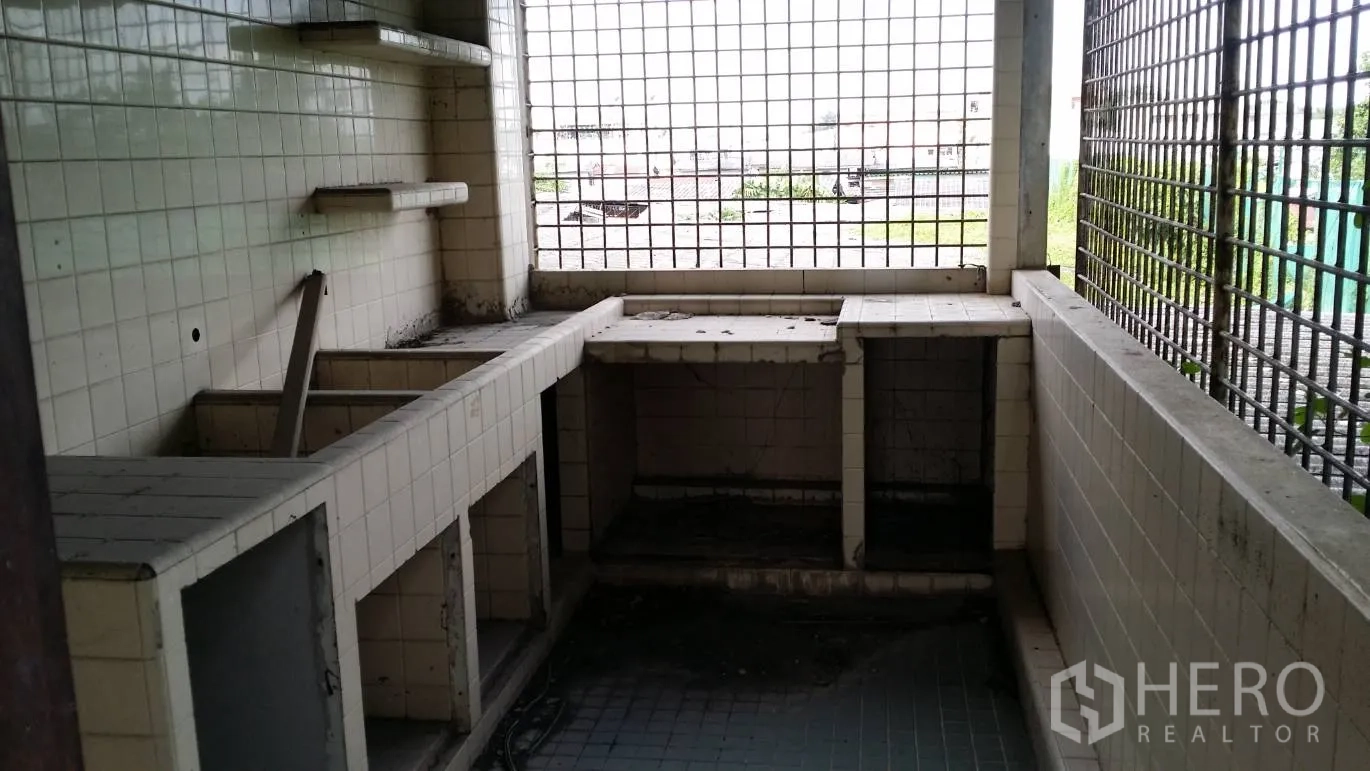 สำนักงาน ให้เช่าในDon Mueang, Bangkok - โซนยูทิลิตีปูกระเบื้องพร้อมเคาน์เตอร์บิวท์อินและช่องหน้าต่างตะแกรง เหมาะทำแพนทรีหรือห้องบริการ