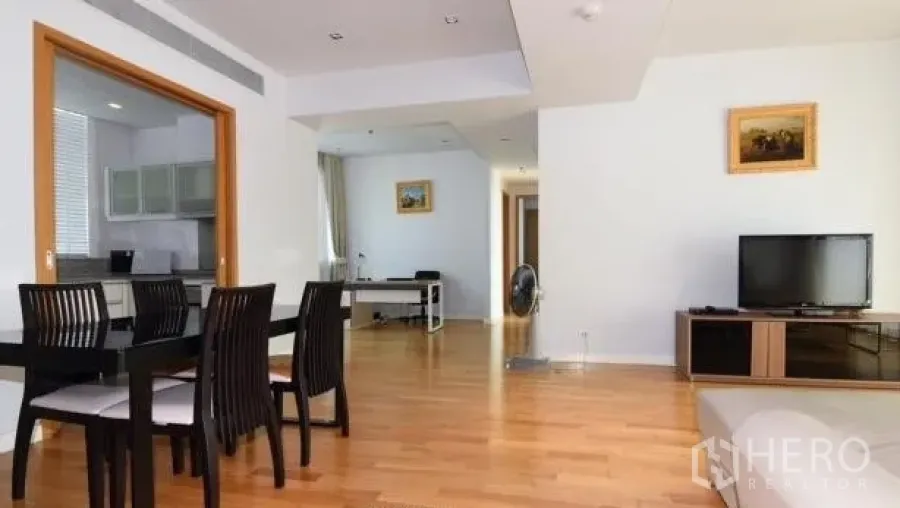 คอนโด ให้เช่าในKhlong Toei, Bangkok - พื้นที่นั่งเล่นและรับประทานอาหารแบบโอเพ่น ชั้นไม้ โต๊ะกินข้าว ตู้วางทีวี และมุมทำงานขนาดกะทัดรัด