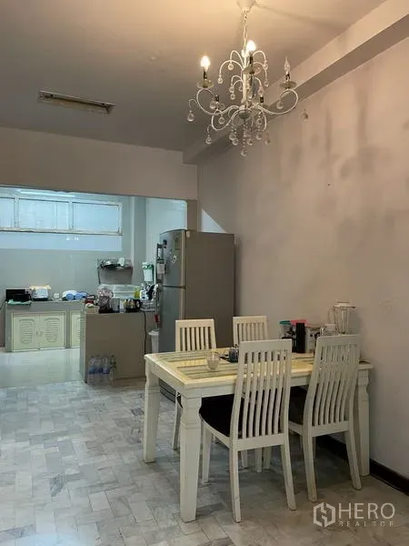 สำนักงานที่บ้าน ให้เช่าในRatchathewi, Bangkok - มุมทานอาหารพร้อมโคมแชนเดอเลียร์ ถัดไปเป็นครัวแบบเปิดและตู้เย็น