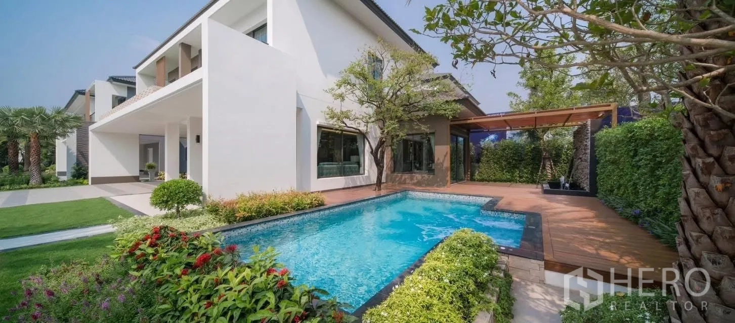 บ้าน ให้เช่าในPrawet, Bangkok - สระว่ายน้ำส่วนตัว พร้อมระเบียงไม้ สวนจัดแต่ง และตัวบ้านสไตล์โมเดิร์น