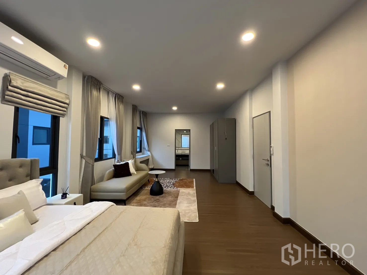 บ้าน ให้เช่าในBang Phli, Samut Prakan - มุมยาวของมาสเตอร์ เตียง โซฟาทอดยาว และตู้เสื้อผ้า