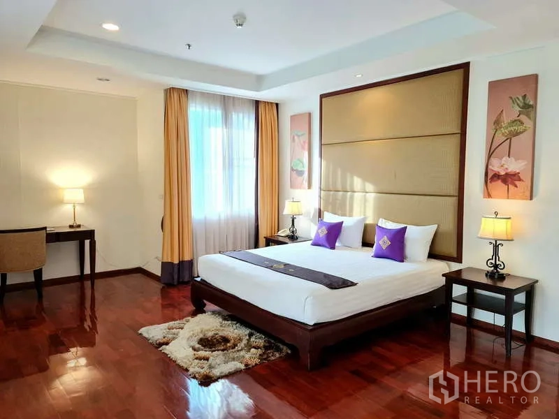 อพาร์ทเมนท์ ให้เช่า - ห้องนอนมาสเตอร์เตียงคิง พร้อมหัวเตียงดีไซน์และโคมไฟข้างเตียง