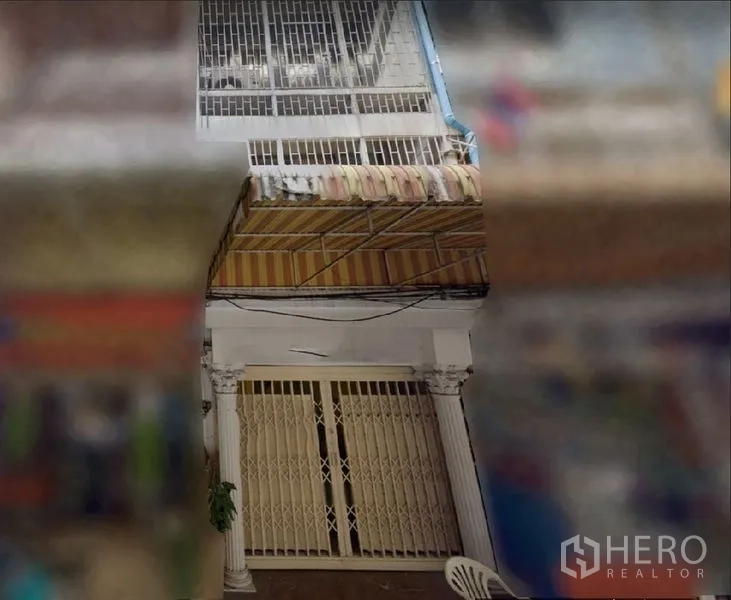 อาคารพาณิชย์ ให้เช่าในWatthana, Bangkok - ด้านหน้าอาคารพาณิชย์ 3 ชั้นย่านสุขุมวิท ประตูเหล็กพับ กันสาดลายทาง และเหล็กดัดชั้นบน ใกล้อโศก