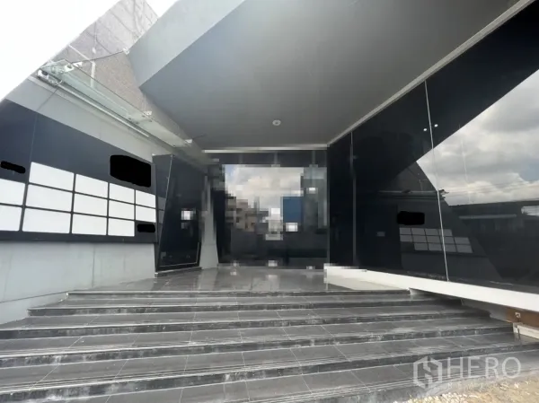 พื้นที่ขายปลีก ให้เช่าในSathon, Bangkok - บันไดสู่ประตูกระจกสูงเต็มบานใต้กันสาดยื่น