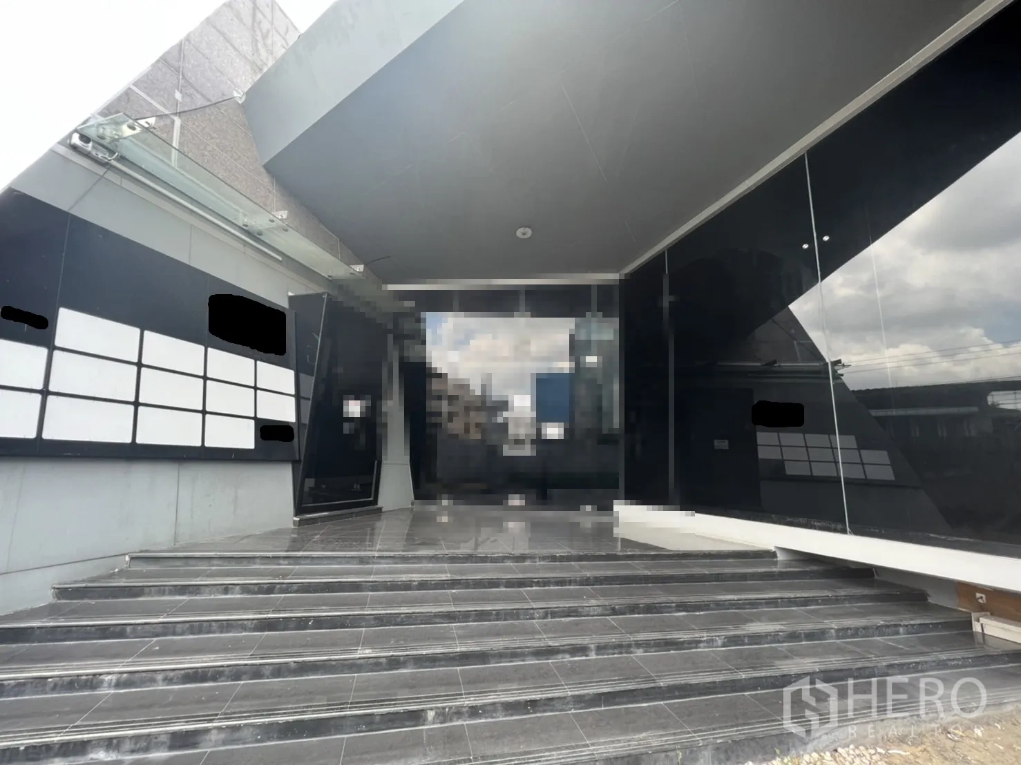 พื้นที่ขายปลีก ให้เช่าในSathon, Bangkok - บันไดสู่ประตูกระจกสูงเต็มบานใต้กันสาดยื่น