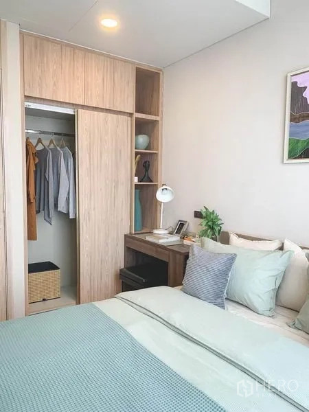 คอนโด ขายในKhlong Toei, Bangkok - ห้องนอนอบอุ่น ตู้เสื้อผ้าบิวท์อิน ชั้นวางของ และมุมทำงานไม้โทนอ่อน