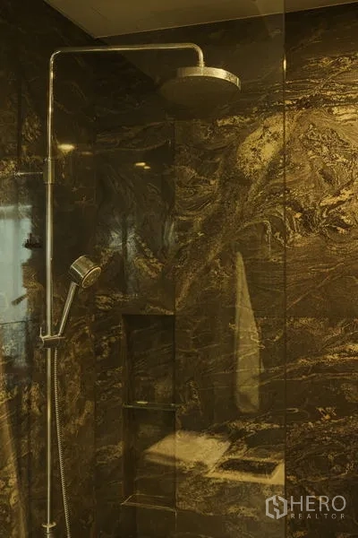 公寓 出租在Bang Rak, Bangkok - 雨淋花洒与手持花洒，置于大理石纹玻璃淋浴房