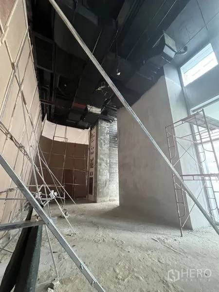 พื้นที่ขายปลีก ให้เช่าในSathon, Bangkok - พื้นที่ค้าปลีกสภาพเปลือกอาคาร เพดานสูง มีนั่งร้านและงานท่อในสาทร กรุงเทพฯ