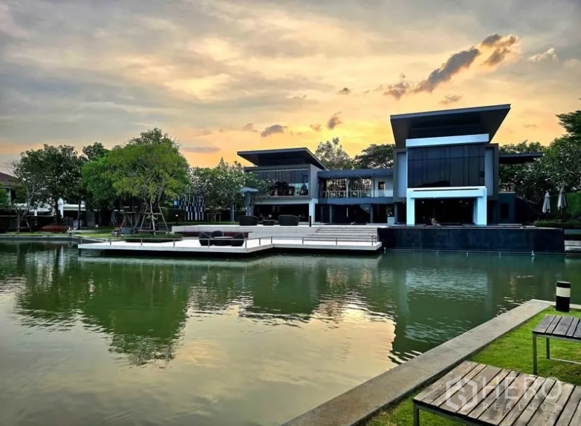 独立式住宅 出租在Bang Phli, Samut Prakan - 社区湖畔会所与栈道，夕阳景致
