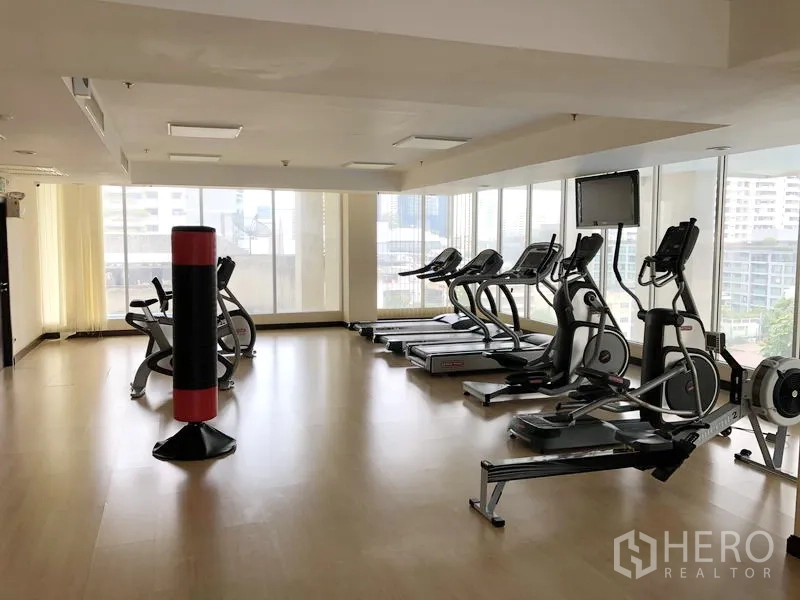 อพาร์ทเมนท์ ให้เช่าในRatchathewi, Bangkok - ห้องฟิตเนสส่วนกลางพร้อมลู่วิ่ง เครื่องเอลิปติคอล และวิวเมือง