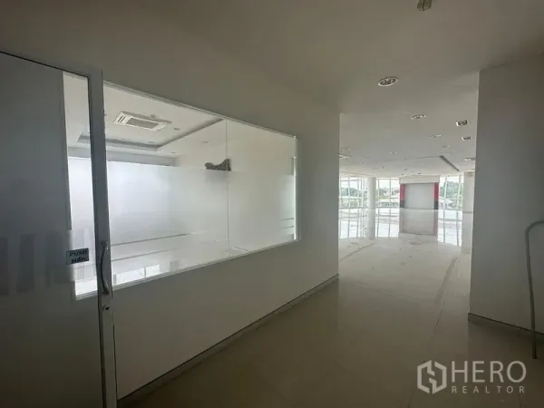 สำนักงาน ให้เช่าในPrawet, Bangkok - โถงทางเดินพร้อมผนังกระจกฝ้า มองไปยังพื้นที่ออฟฟิศแบบเปิด พื้นกระเบื้องเงา