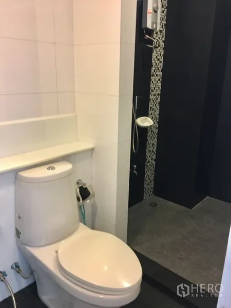 คอนโด ให้เช่าในWatthana, Bangkok - ห้องน้ำมีโซนฝักบัวแบบวอล์กอิน แต่งโมเสค และโถสุขภัณฑ์