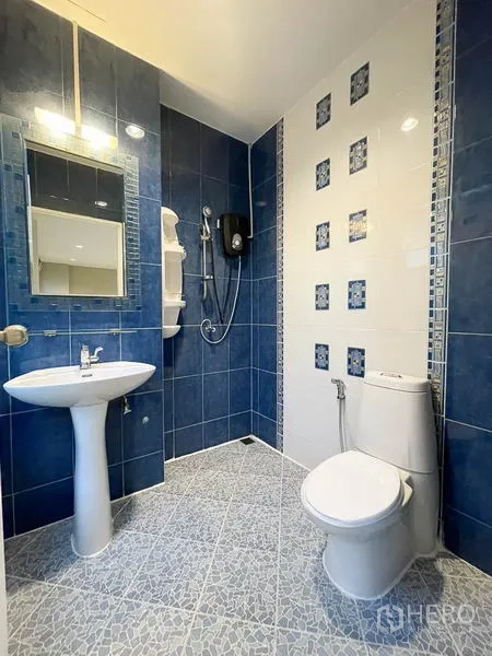 ทาวน์เฮาส์ ให้เช่าในYan Nawa, Bangkok - ห้องน้ำกระเบื้องสีน้ำเงิน-ขาว พร้อมพื้นที่อาบน้ำแบบฉากกั้น อ่างล้างหน้าแบบตั้งพื้น และโถสุขภัณฑ์