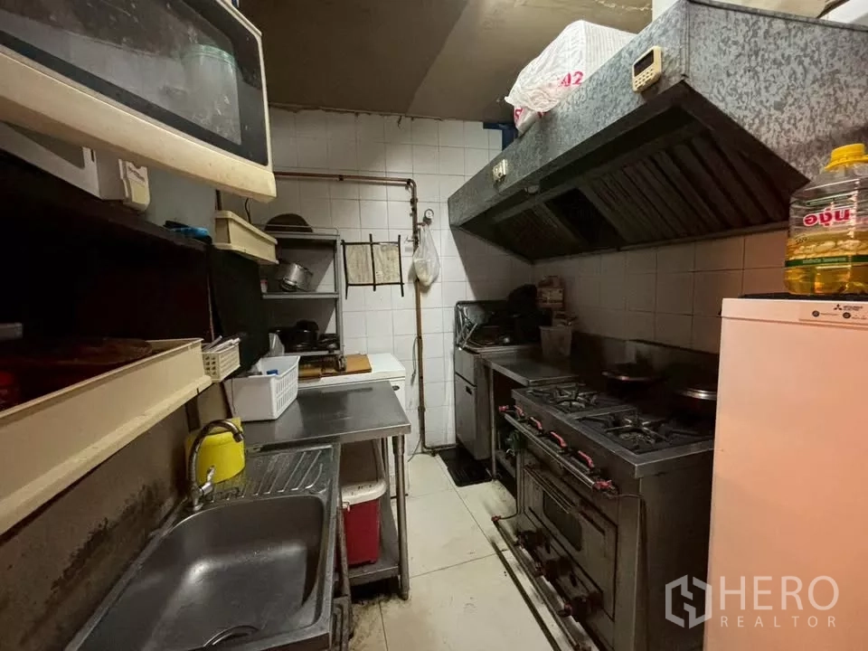 店屋 出租在Watthana, Bangkok - 后厨烹饪线，燃气灶、烤箱和大型排烟罩。