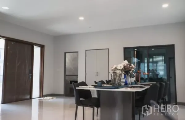 Detached House for rent in Bang Phli, Samut Prakan - Open-plan dining area with six-seat table and large windows.