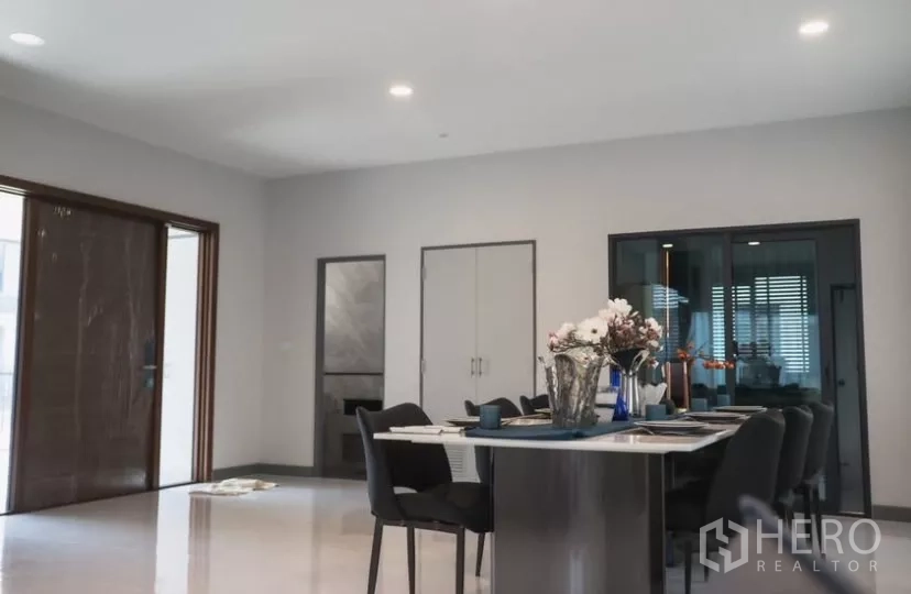 Detached House for rent in Bang Phli, Samut Prakan - Open-plan dining area with six-seat table and large windows.
