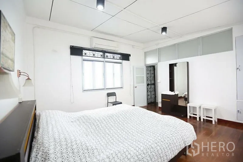 Home Office for rent in Khlong Toei, Bangkok - Bright bedroom with double bed, hardwood floors, window, air conditioning and dressing area.