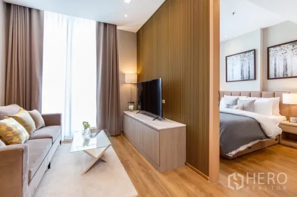 คอนโด ให้เช่าในWatthana, Bangkok - ห้องนั่งเล่นแบบเปิดโล่ง มีคอนโซลทีวีและผนังลอนกั้นส่วนห้องนอน