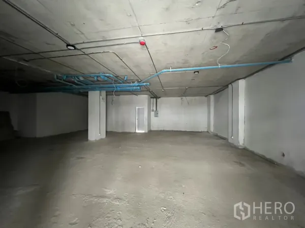 พื้นที่ขายปลีก ให้เช่า - พื้นที่โล่งมีเสากลาง เดินท่อบนฝ้า พร้อมสำหรับผู้เช่าตกแต่ง