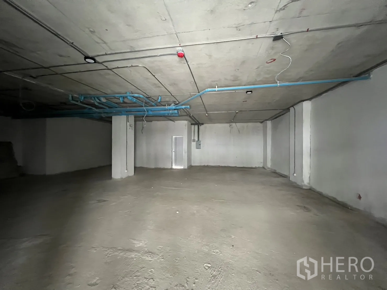 พื้นที่ขายปลีก ให้เช่า - พื้นที่โล่งมีเสากลาง เดินท่อบนฝ้า พร้อมสำหรับผู้เช่าตกแต่ง