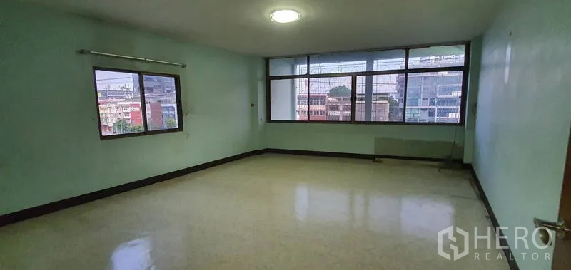 คลังสินค้า ให้เช่าในBang Kho Laem, Bangkok - ห้องสำนักงานขนาดใหญ่ หน้าต่างกว้าง พื้นเงา มองเห็นเมือง