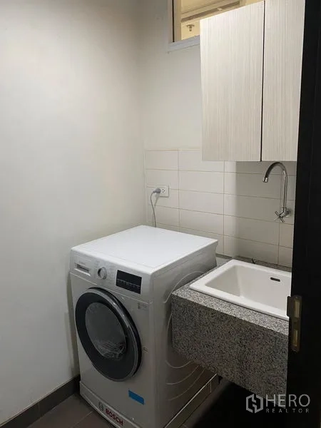 คอนโด ให้เช่าในWatthana, Bangkok - ห้องซักรีดขนาดกะทัดรัดพร้อมเครื่องซักผ้า Bosch อ่างซักล้าง และตู้เก็บของ