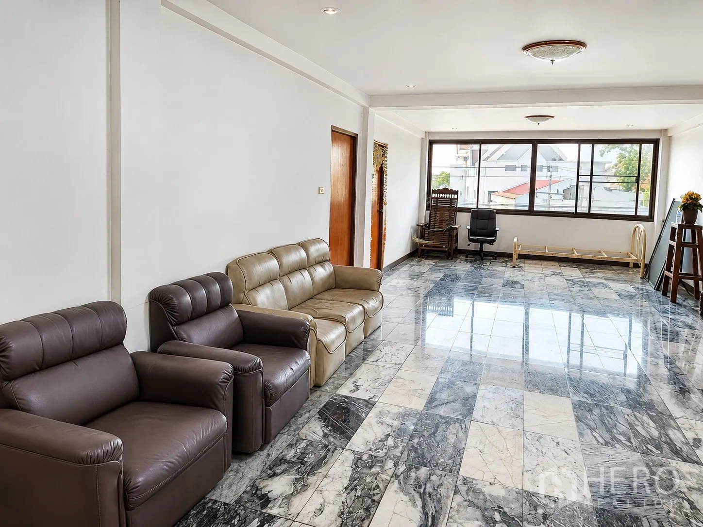 อาคาร standalone for rent or sale in Mueang Pathum Thani, Pathum Thani - ห้องโอเพ่นสเปซกว้าง หน้าต่างบานใหญ่ พื้นมันวาว และชุดที่นั่ง