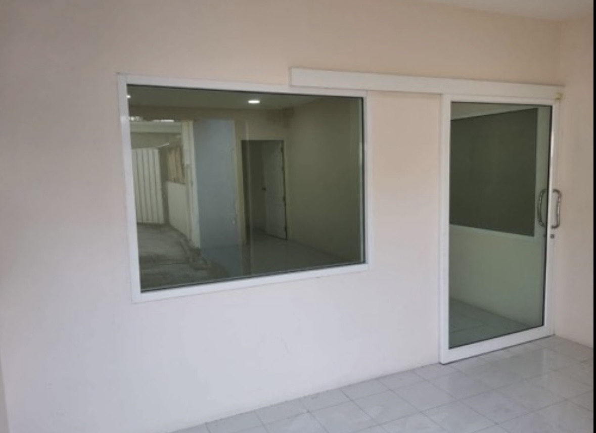 สำนักงานที่บ้าน ให้เช่าในChatuchak, Bangkok - มุมใกล้ของหน้าต่างและประตูกระจกบานเลื่อนเข้าสู่ห้องทำงานโทนสว่าง