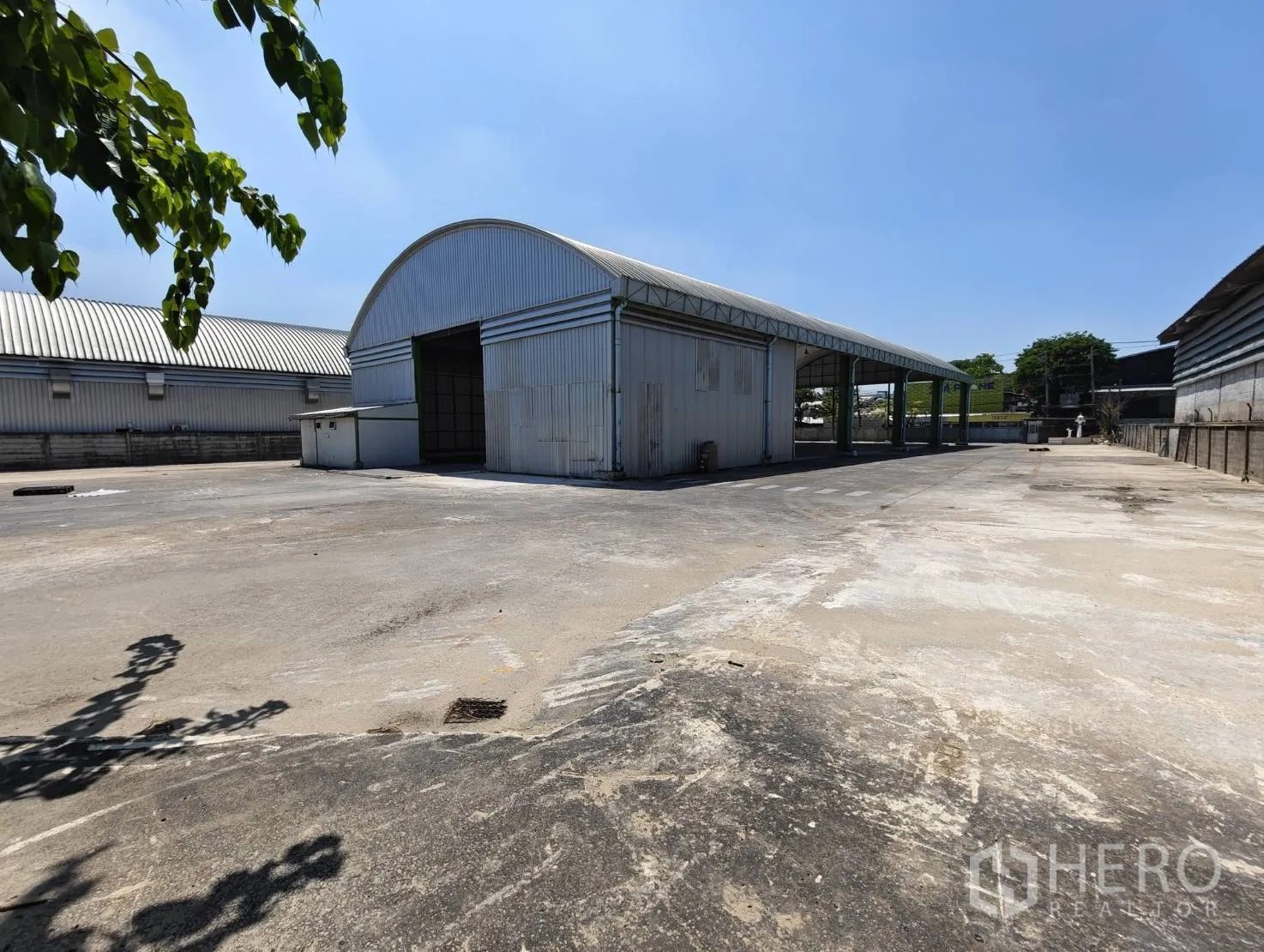 仓库 for rent in Lak Si, Bangkok - 独立仓库侧视图，带半开放装卸区与宽敞硬化场地。