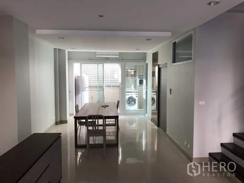 ทาวน์เฮาส์ ให้เช่าในYan Nawa, Bangkok - พื้นที่รับประทานอาหารแบบโอเพ่นแปลน พื้นกระเบื้องมันเงา ประตูกระจกบานเลื่อน และมุมซักล้าง