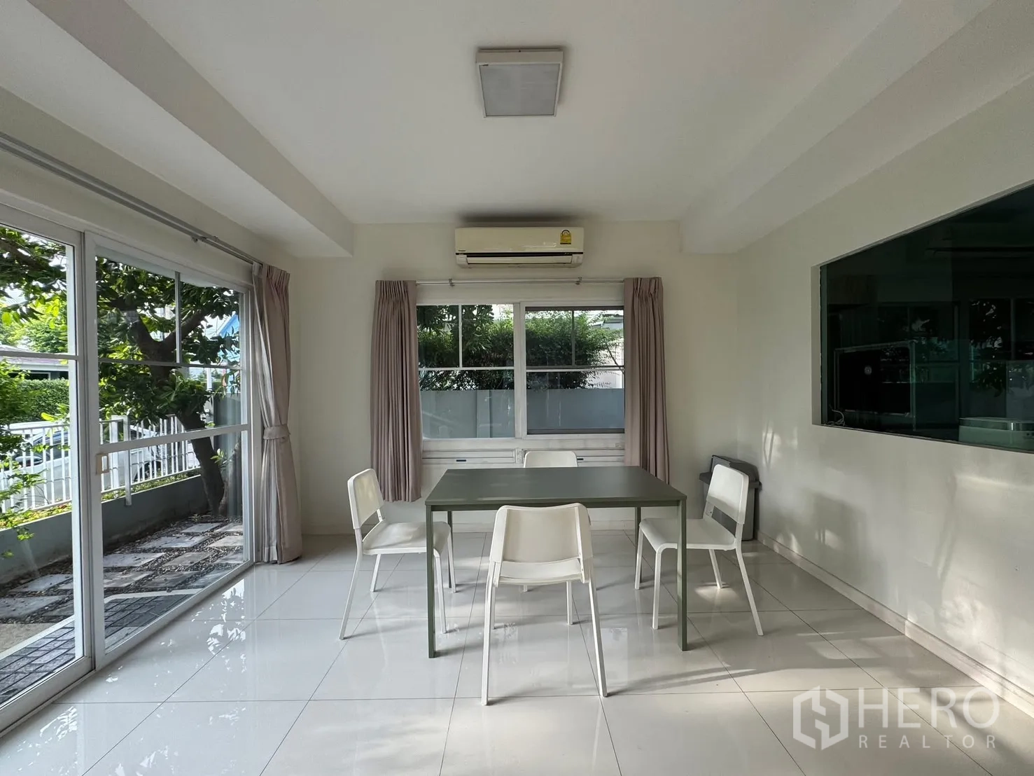 Detached House for rent in Bang Phli, Samut Prakan - Bright dining area with large windows, tile floor, table and four chairs.