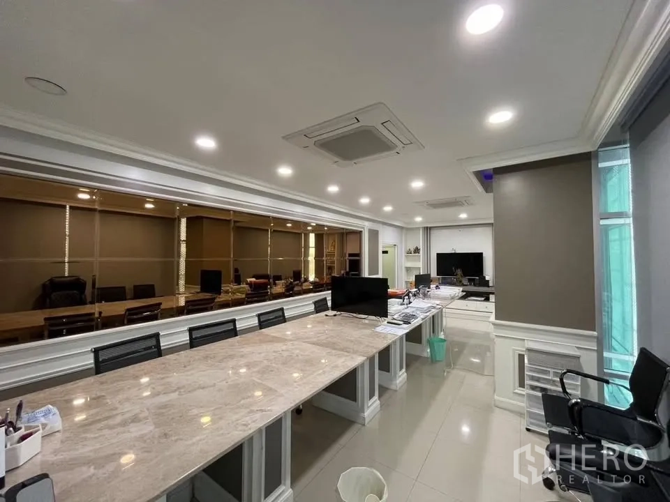 店屋 for sale in Prawet, Bangkok - 大型协作办公区，长石面桌、电视与筒灯。