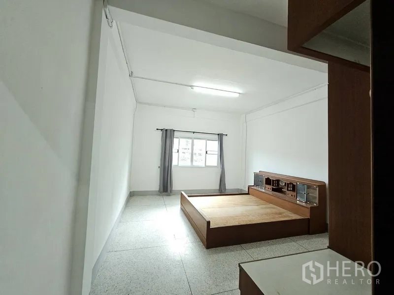 店屋 出租 - 大卧室，内置木质平台床与窗户。