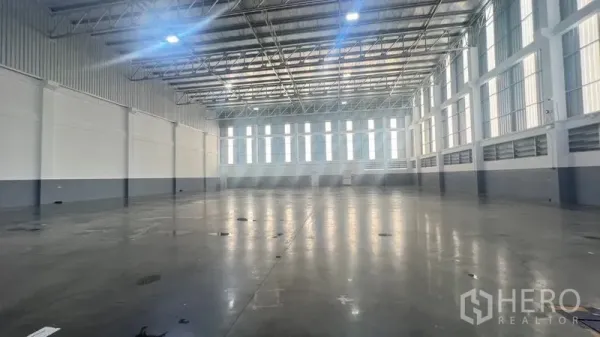 Warehouse for rent in Bang Phli, Samut Prakan - Vast warehouse hall with a high-clearance steel roof, skylights and polished concrete floor.