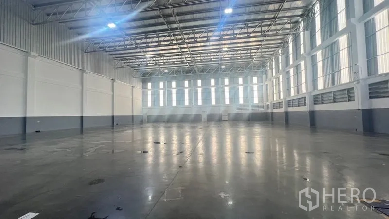 Warehouse for rent in Bang Phli, Samut Prakan - Vast warehouse hall with a high-clearance steel roof, skylights and polished concrete floor.