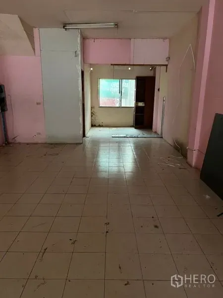 อาคารพาณิชย์ ให้เช่าในWatthana, Bangkok - พื้นที่ชั้นล่างโล่ง ปูพื้นกระเบื้อง พร้อมผนังกั้นภายใน