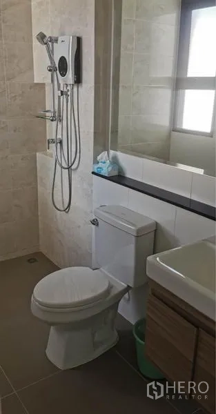 独立式住宅 出租 - 整洁卫浴，淋浴、热水器、洗手台与坐便器一应俱全。