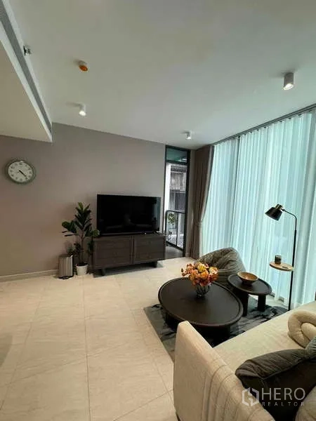 公寓 出租在Bang Rak, Bangkok - 次卧，双人床、书桌与柔和灯光