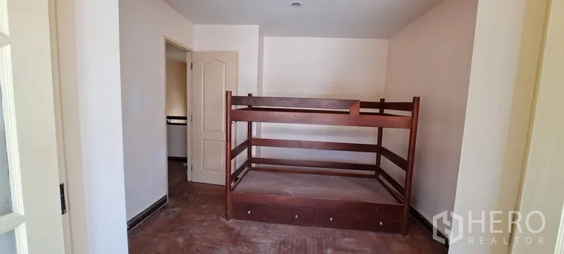 บ้าน ให้เช่าในMin Buri, Bangkok - ห้องพร้อมโครงเตียงสองชั้นไม้ ผนังโทนสว่าง