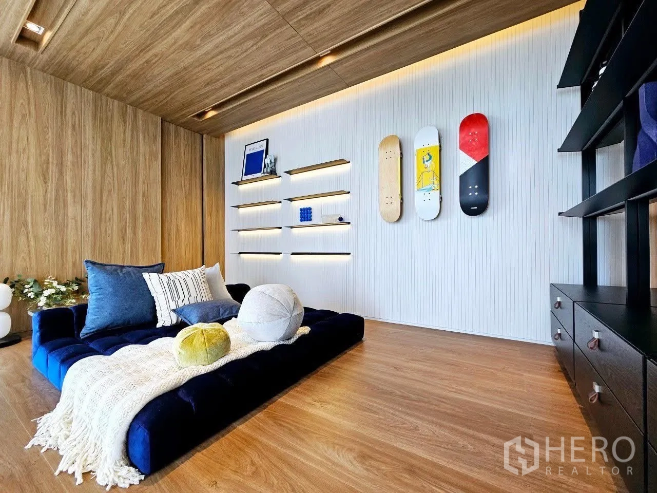 บ้าน ให้เช่าในSaphan Sung, Bangkok - เลานจ์ชั้นลอยรับแสงธรรมชาติ โซฟากำมะหยี่และชั้นลอย