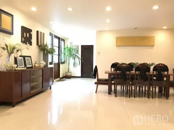 บ้าน ให้เช่าในPhra Khanong, Bangkok - พื้นที่รับประทานอาหารกว้าง โต๊ะยาวไม้ ตู้บัฟเฟต์ และไฟฝังฝ้า