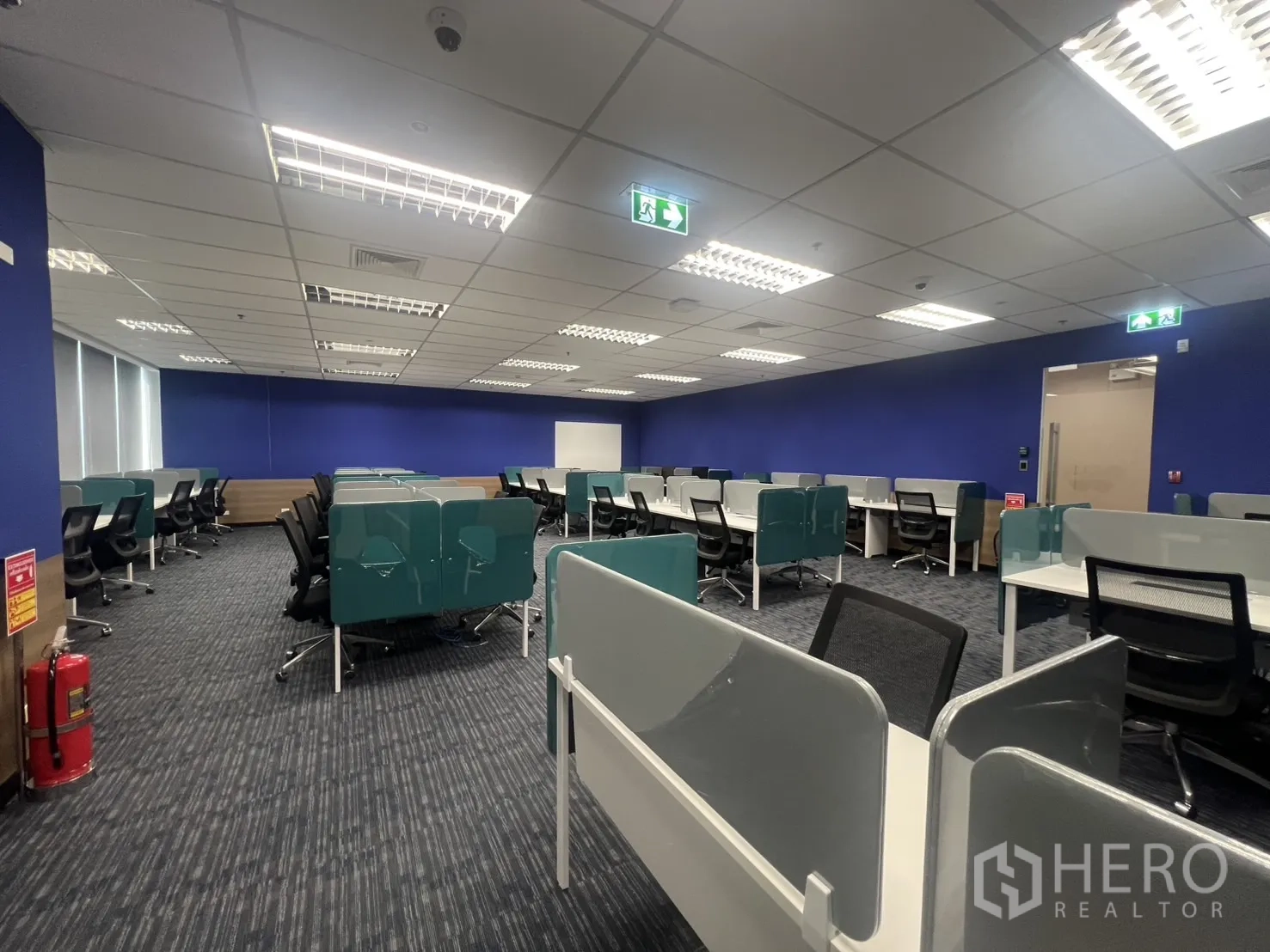 Office Space for rent in Huai Khwang, Bangkok - Open‑plan coworking area with rows of workstations, teal partitions and blue accent wall.
