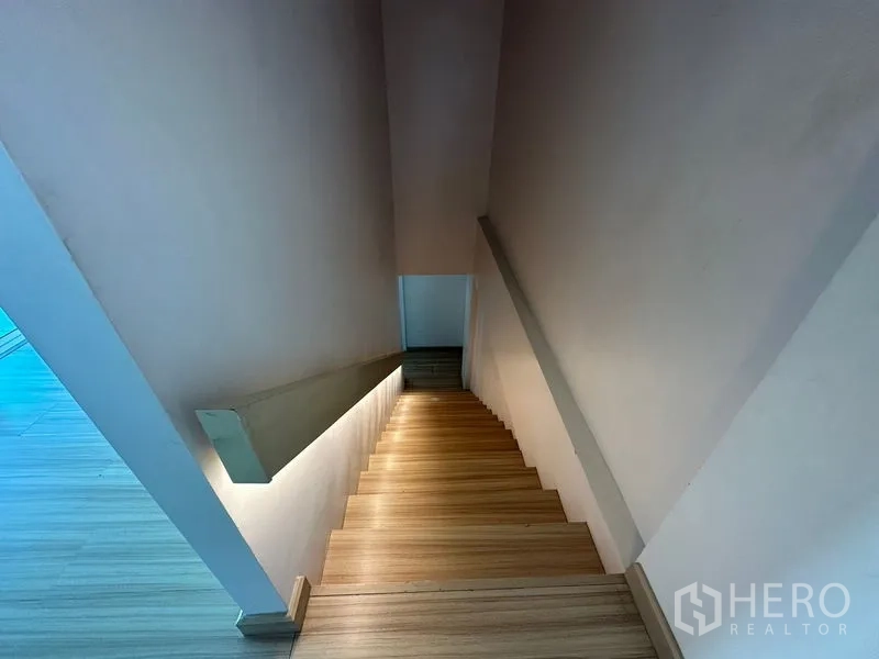 สำนักงานที่บ้าน ให้เช่าในPhra Khanong, Bangkok - บันไดไม้พร้อมราวจับภายในอาคาร