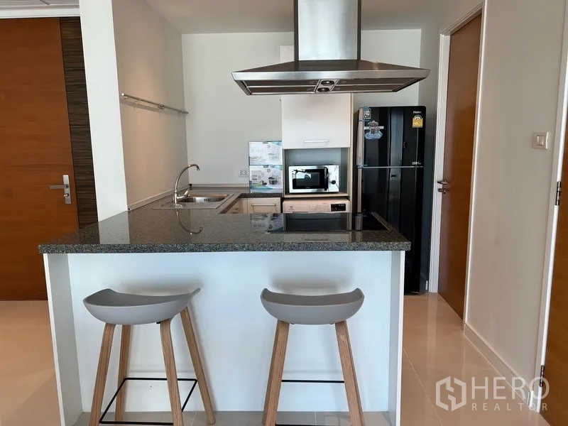 คอนโด ให้เช่าในWatthana, Bangkok - ไอส์แลนด์ครัวท็อปหินแกรนิต เตาอินดักชัน ม้านั่งบาร์ และเครื่องดูดควันบิวต์อิน