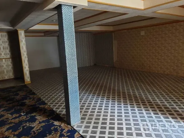 零售空间 出租在Khlong Toei, Bangkok - 开放式零售区，镶嵌马赛克的立柱、低梁吊顶与菱格地砖，布局可调整。