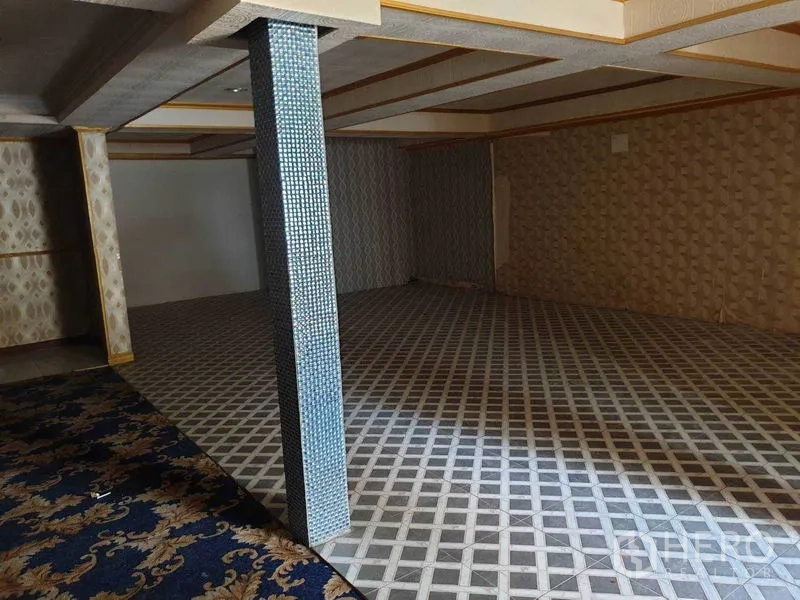 零售空间 出租在Khlong Toei, Bangkok - 开放式零售区，镶嵌马赛克的立柱、低梁吊顶与菱格地砖，布局可调整。