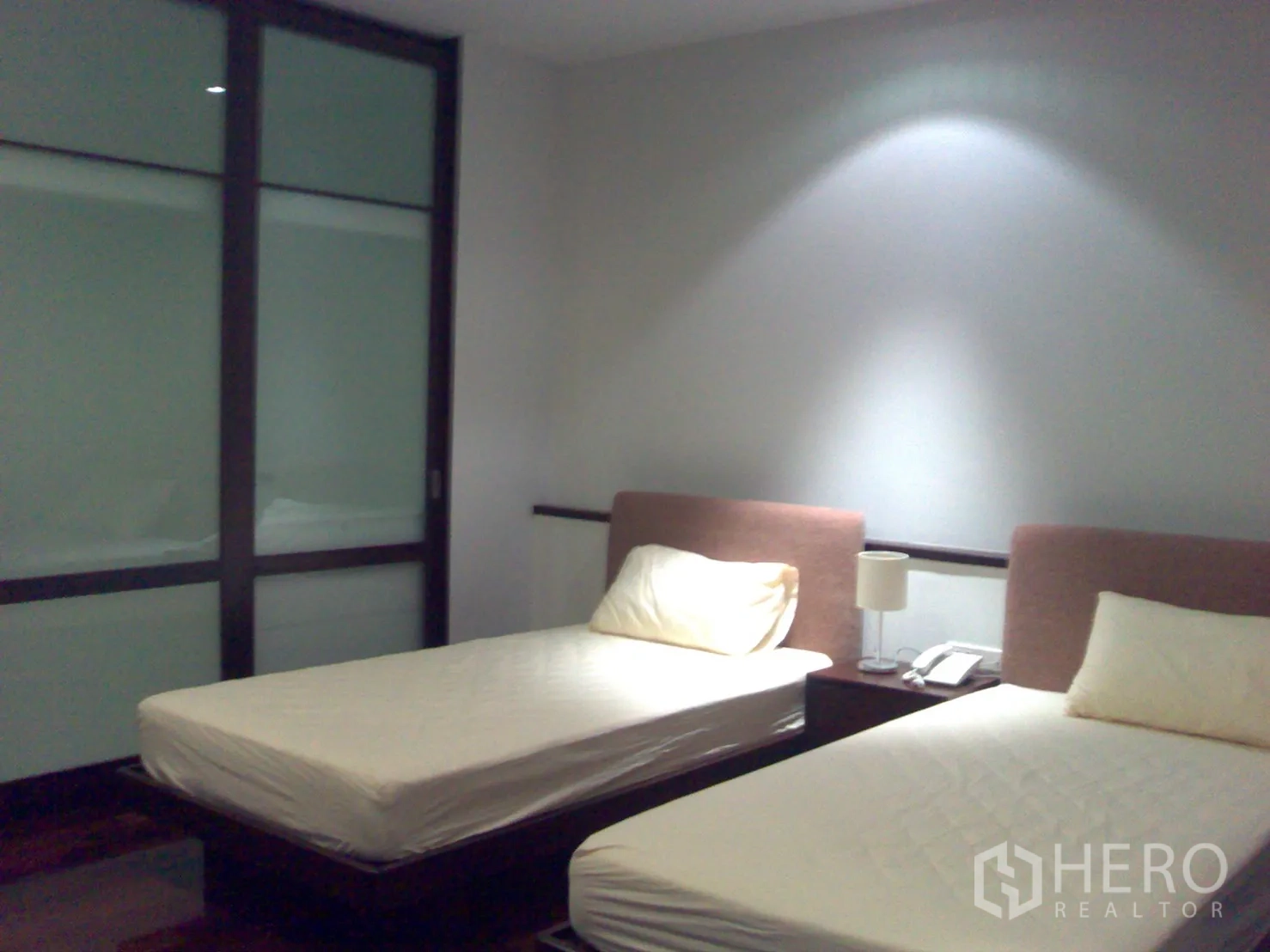 คอนโด ให้เช่าในWatthana, Bangkok - ห้องนอนเตียงเดี่ยวคู่ แสงไฟนุ่มนวล พื้นไม้ และตู้เสื้อผ้าบานเลื่อนกระจกฝ้า