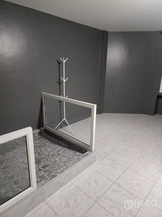 อาคารพาณิชย์ ให้เช่าในKhlong Toei, Bangkok - ห้องชั้นบนมีแท่นยกพื้นปูกระเบื้อง กระจกบานใหญ่ และผนังสีเทา