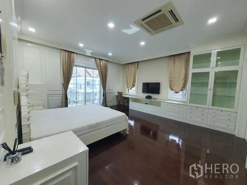 Detached House for rent in Bang Phli, Samut Prakan - Bright bedroom with built-in TV wall, cabinetry and large windows